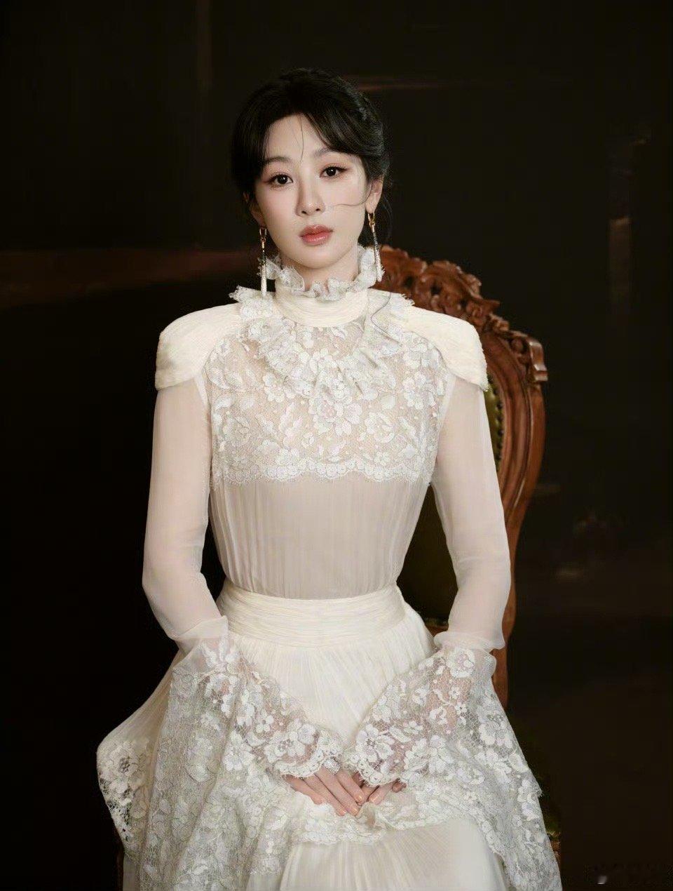 杨紫很开心和何惟芳一起来白玉兰杨紫何惟芳在芳园等大家杨紫何惟芳在芳园等大家，30