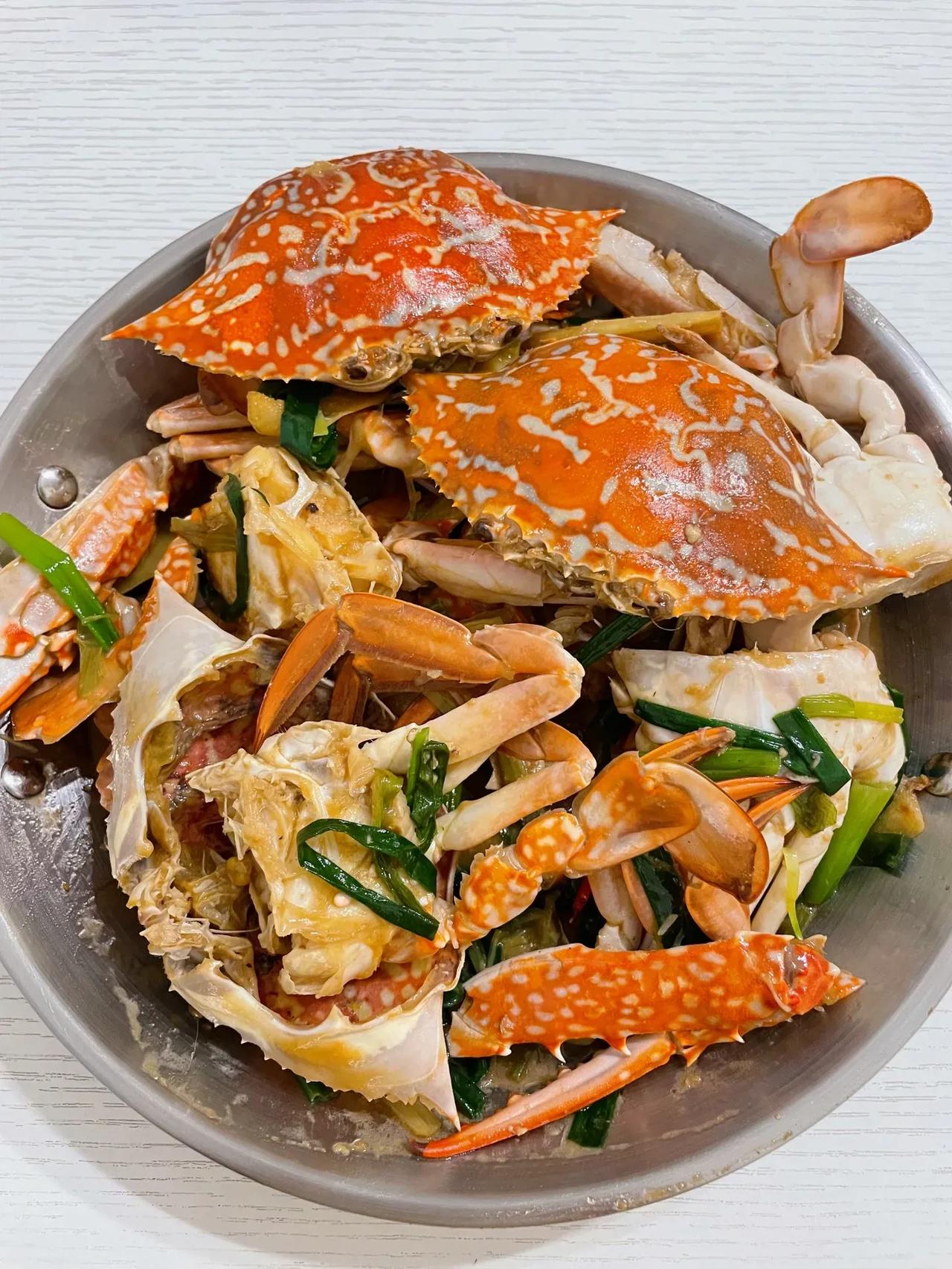 【姜葱炒花蟹】|||感谢老爸的菜谱～又学会一道菜了
	
这个季节花蟹的肉质真的巨