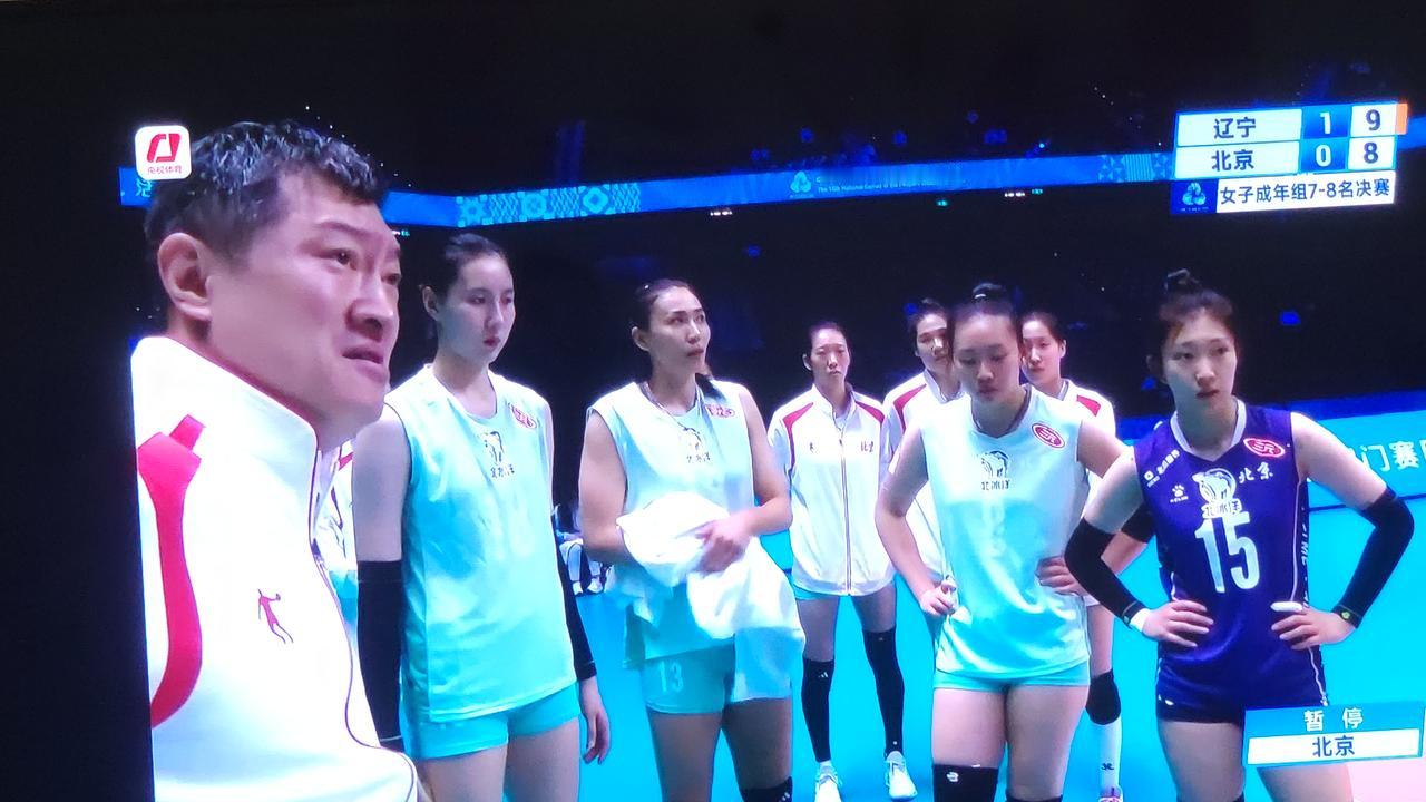 第二局匡琦教练生气了！意外发生了，主攻段放和队友撞到一起！北京25-19扳回第二