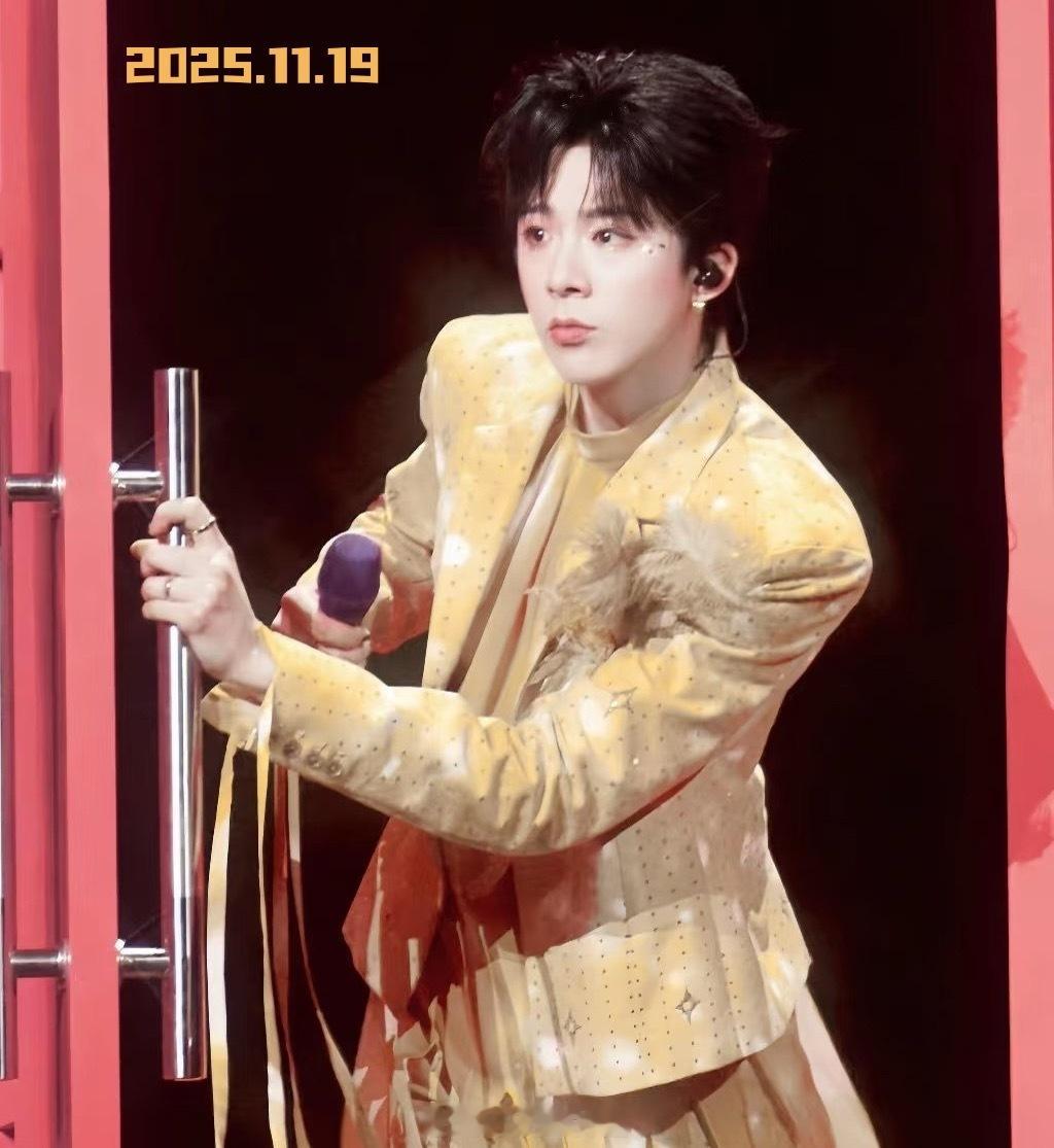 因为你足够闪耀，所以我愿意一路追随你的光芒。早安老大