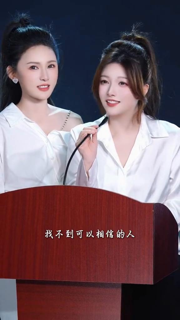 《梦醒时分》。
你说你爱了不该爱的人，你的心中满是伤痕。你说你犯了不该犯的错，心