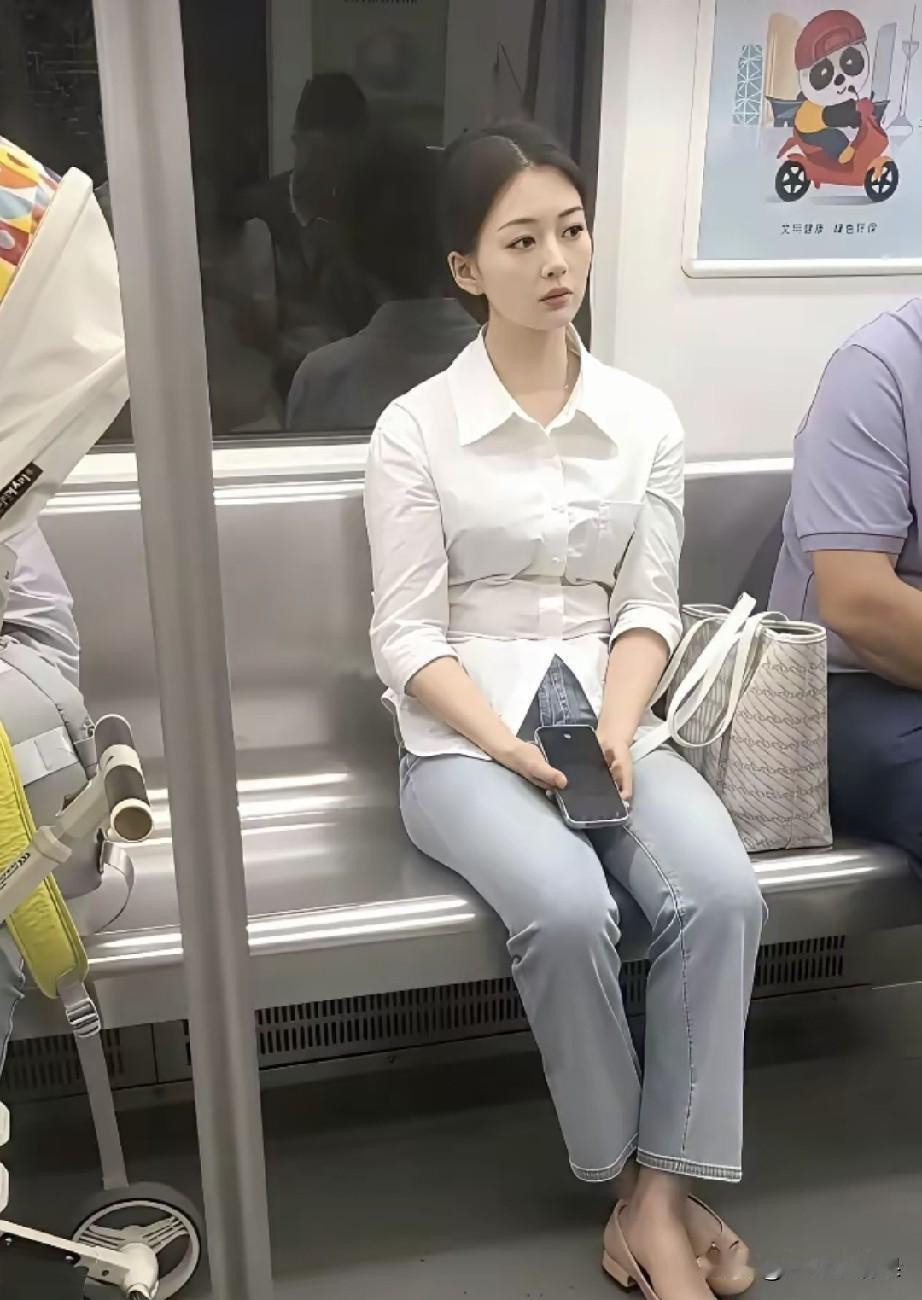 好漂亮的女孩子，真想去她身边坐，顺便聊两句，留个联系方式，刚好有个位置，但是一般