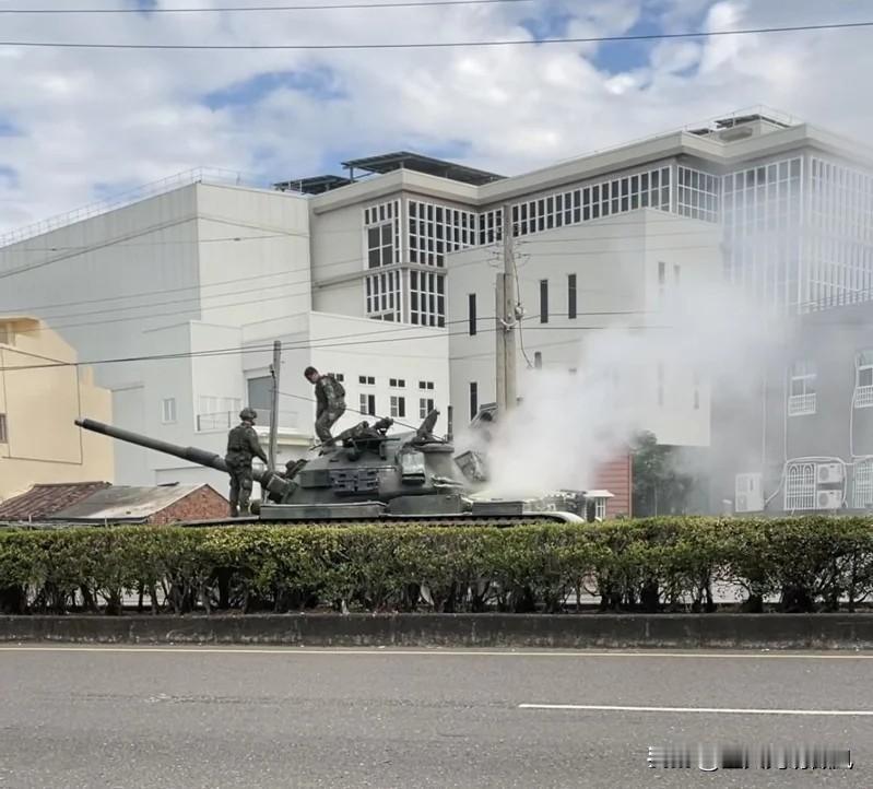 解放军今早预告将展开正义使命-2025演习，演训区几乎将台湾完全封锁包围。台军也