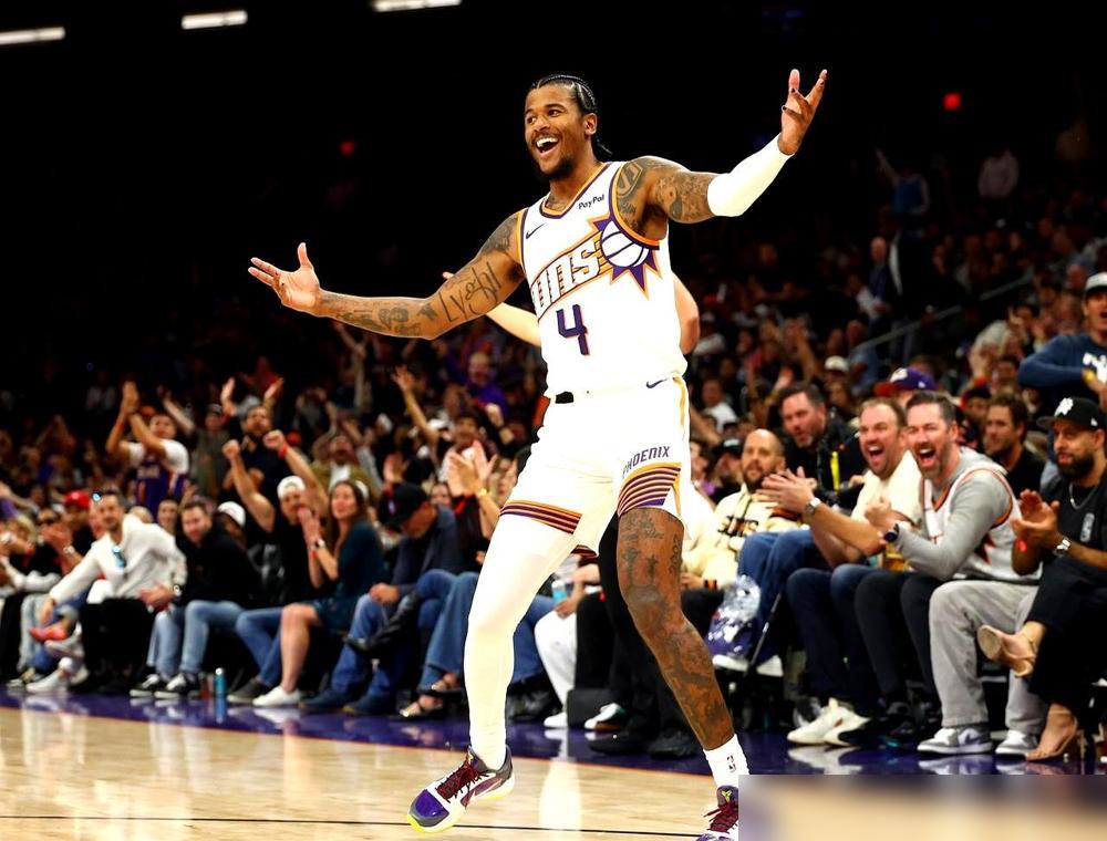 用2100万的“疯子”顶掉5300万的“神仙”，这笔账太阳算得真绝。

当初送走