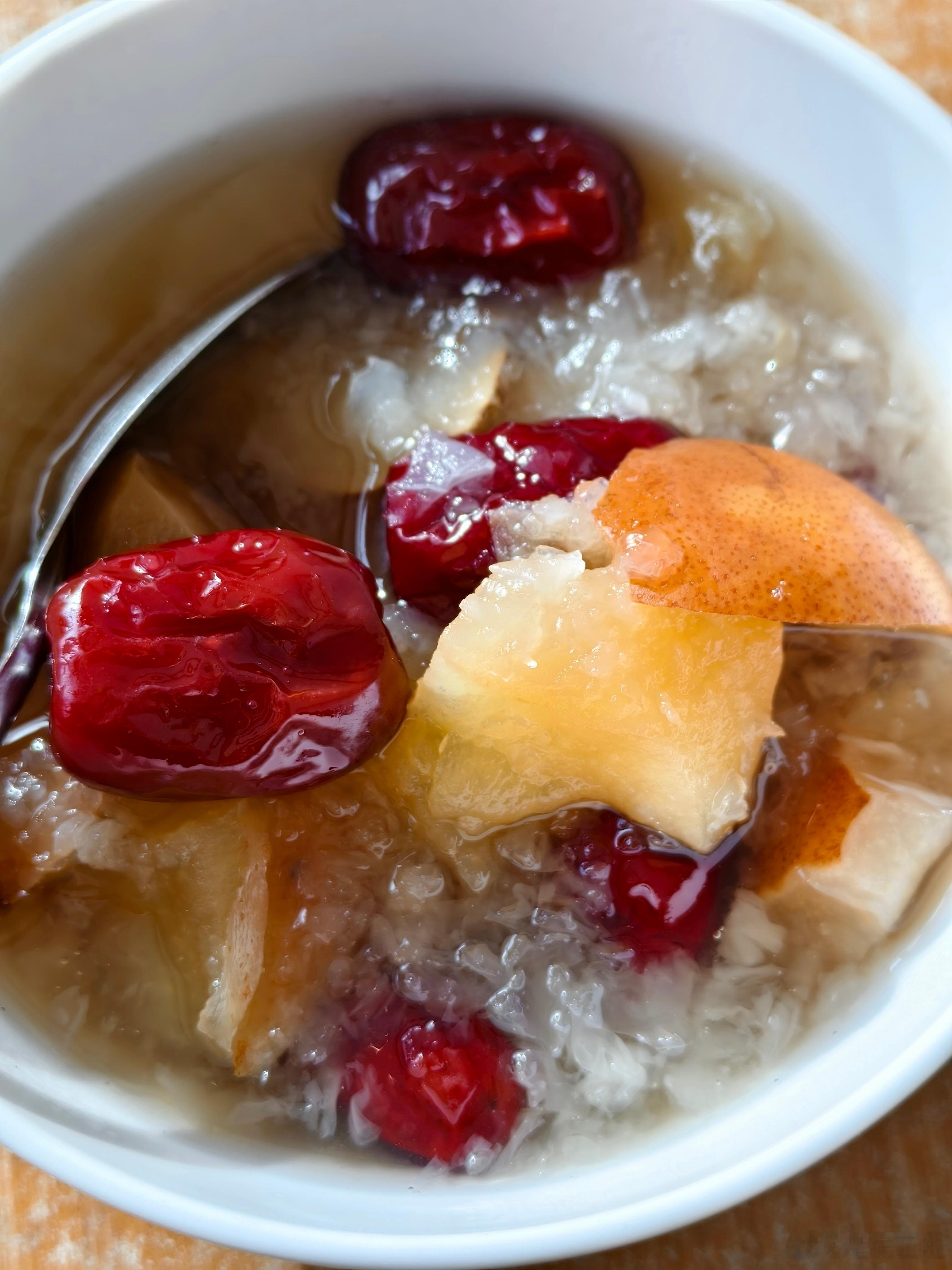 昨天一直想吃苹果一直没有等到空儿晚上了，从枕头下面拿出来一个苹果，暖暖的，大家分