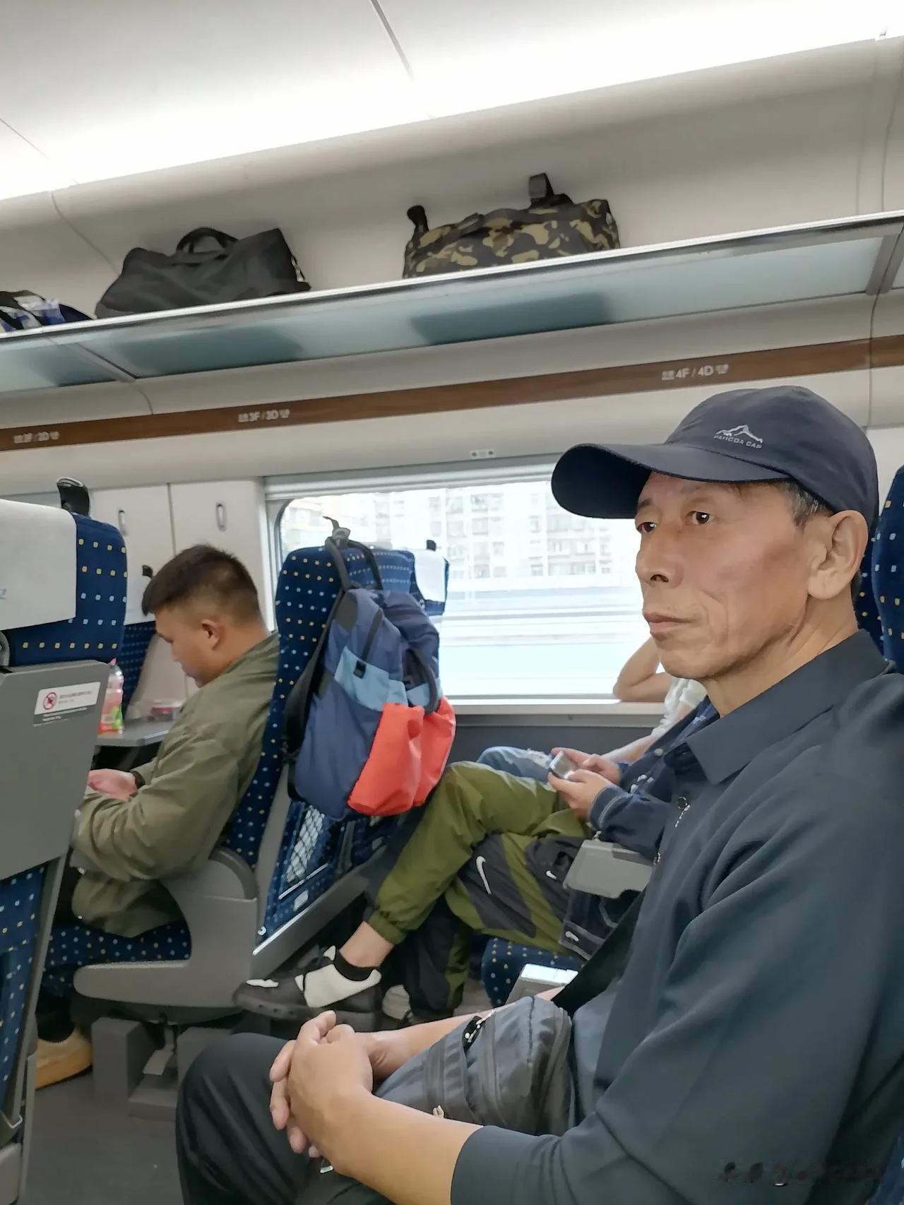 我们在昆明火车站下车，在火车站工作人员的帮助下，我们来到了爱心通道候车室。

 