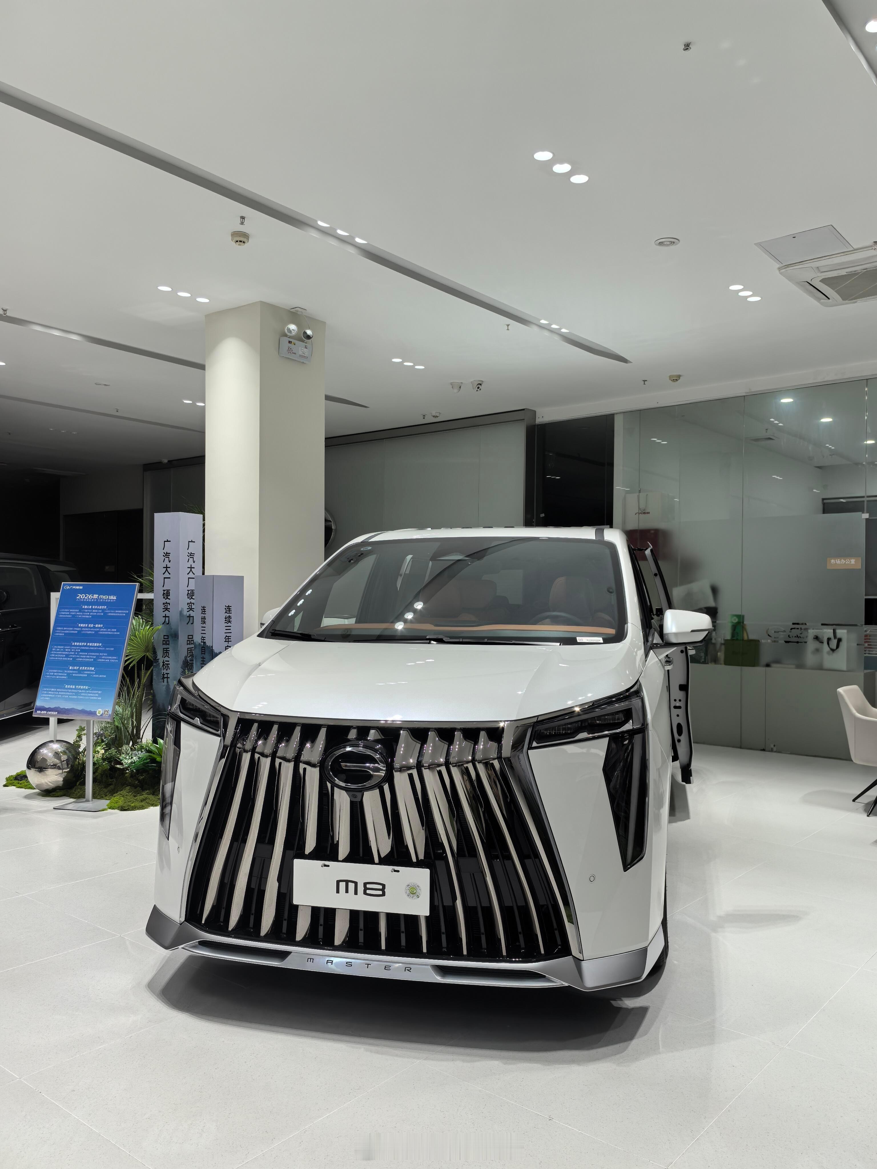 这次前排也给了通风加热按摩，全家出行司机也能享受，二排小桌板办公带娃都方便。 