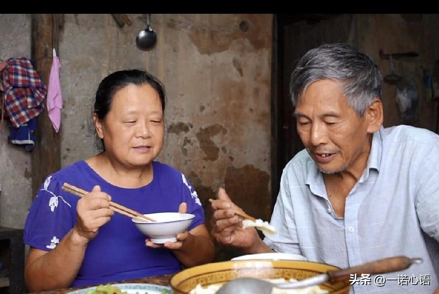 老公年轻时就愿意在外面混，吃碗面条子，都不愿意在家吃。总觉得家里做的没有外面的味