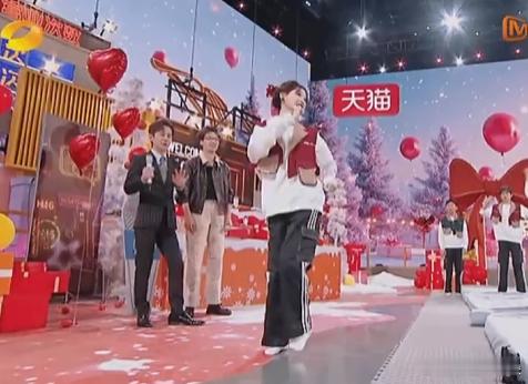 祝绪丹 笨蛋闯祸机看祝绪丹每次面对吹风机的“攻击”，我都忍不住笑。她总能以最快的