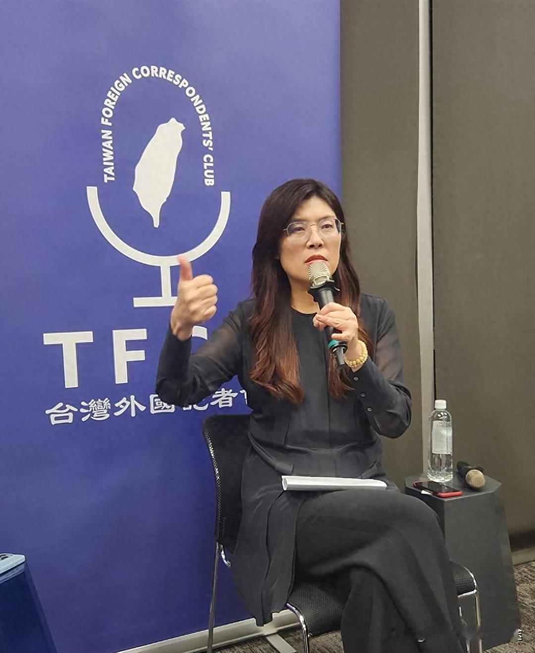 郑丽文要拜会日本右翼人物？张亚中一针见血：两岸和平靠这个？
 
今天国民党主席选