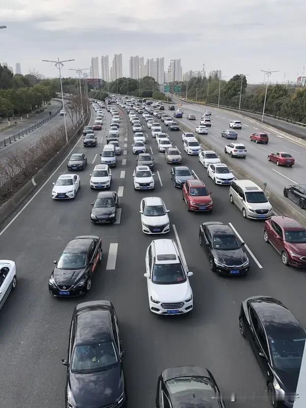 2026年春运返程高峰太猛啦！2月22日全国跨区域人员流动量超3.7亿人次，创4