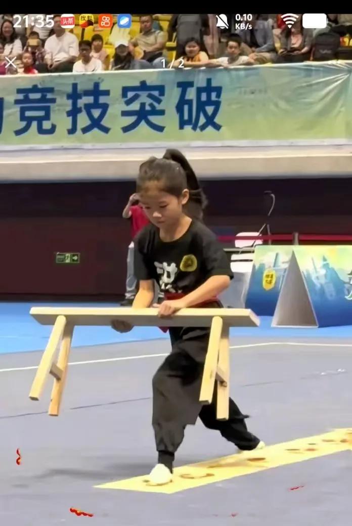 8 岁女孩板凳功夫刷屏：这才是传统武术最动人的模样
近日，在广东茂名的一场传统武