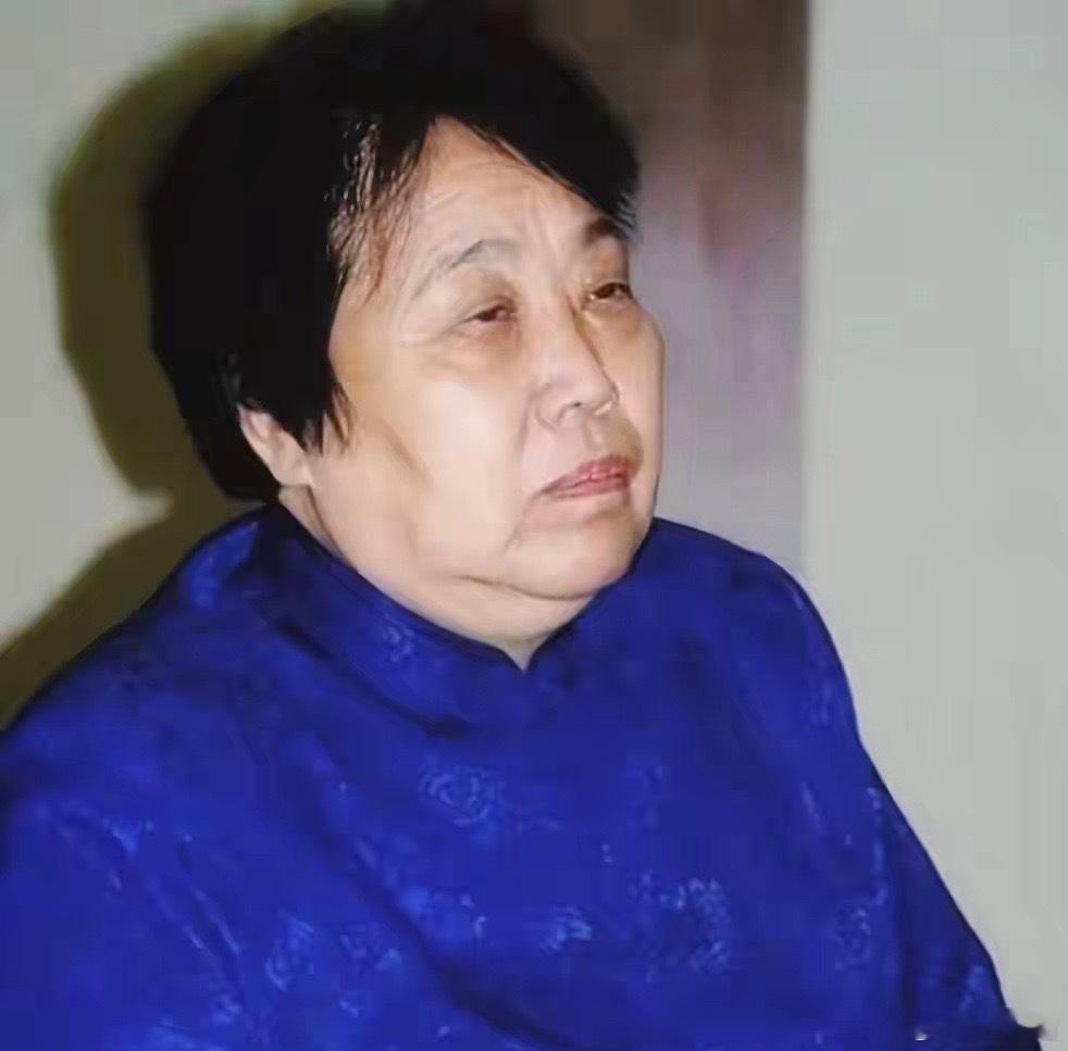 1983年卸任市委书记当天，她不恋官位，骑车直奔臭水河为民治水 