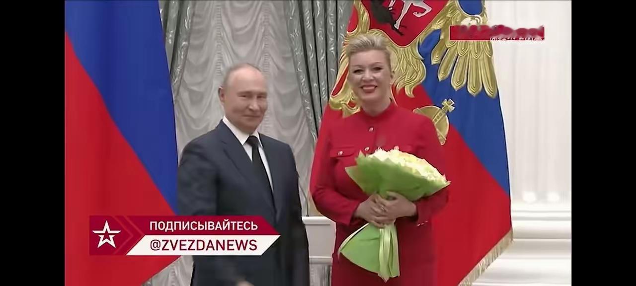 一位女发言人，竟然受到普京大帝颁奖，漂亮的外表下全是智慧和国家尊严！
     