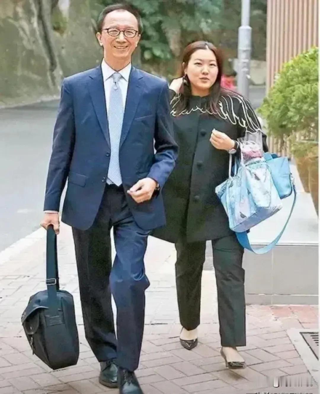你发现了吗？伏明霞老公‌梁锦松73岁，西装笔挺，气色盈和，走路带风，看起来像37