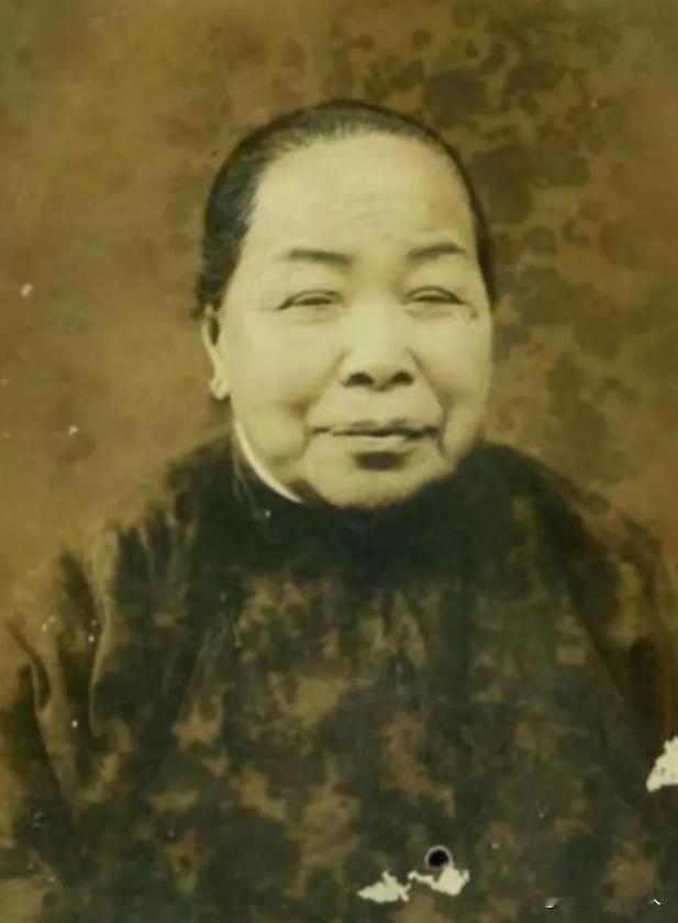 1965年秋天，台北松山机场78岁的蒋介石推开身边的侍卫，扑通一下跪在刚下飞机的