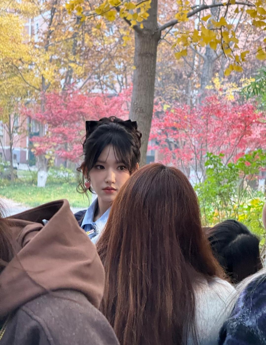 偶遇程潇，人比照片还耐看。
没滤镜，没修图，站那儿就是一幅画。
穿得简单，气场全