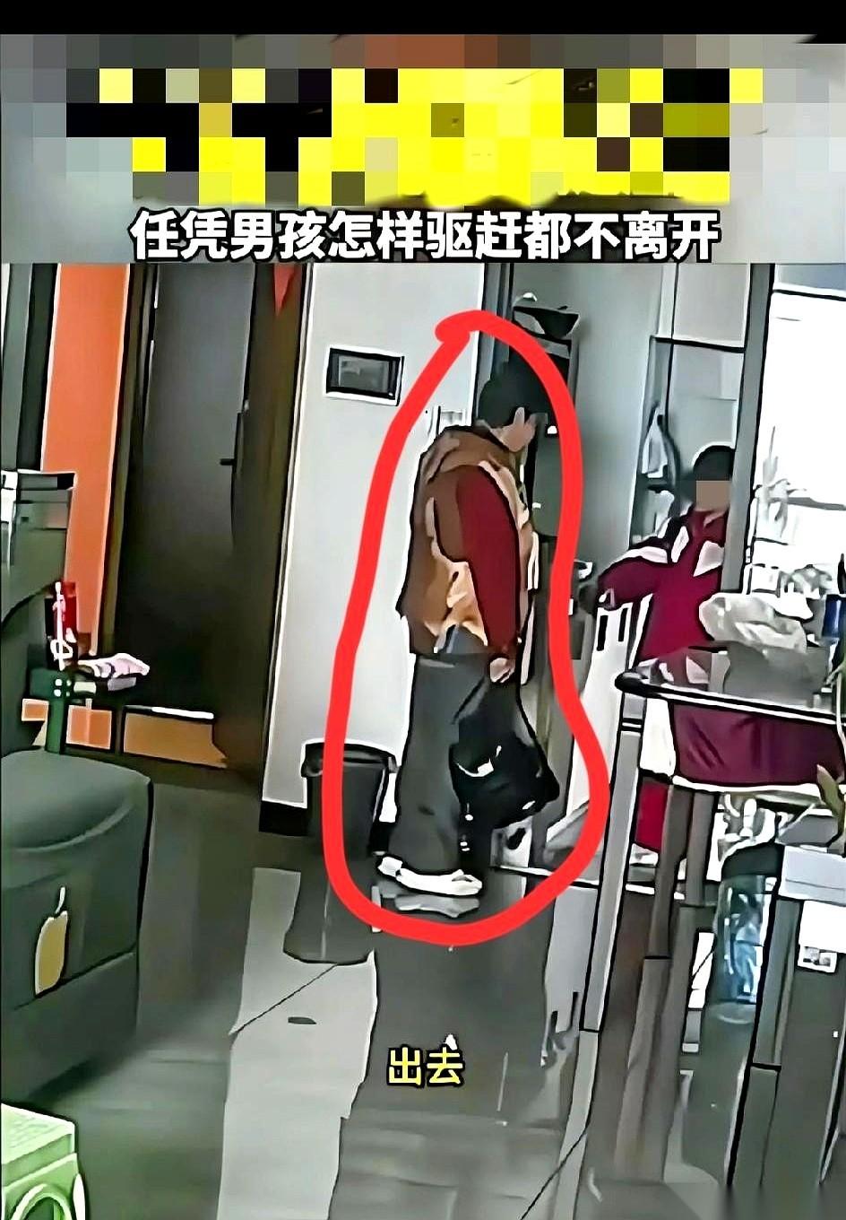 最让我后背发凉的，不是他被尾随，也不是门被强行挤开。
是那个孩子，双手举着菜刀，