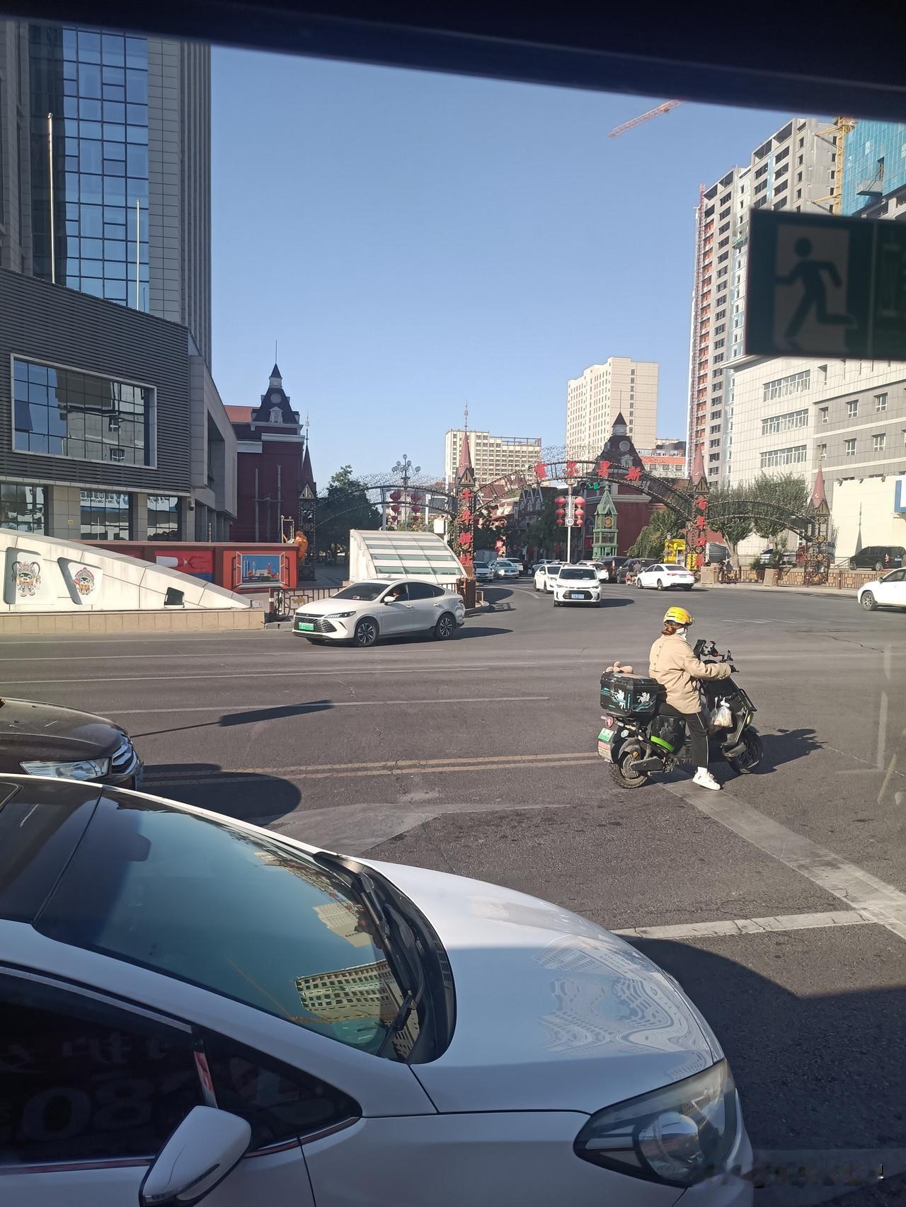 普通兵团人的生活并不像你想象的那样轻松。

今天陪老娘去边境当驼队成员。

从六