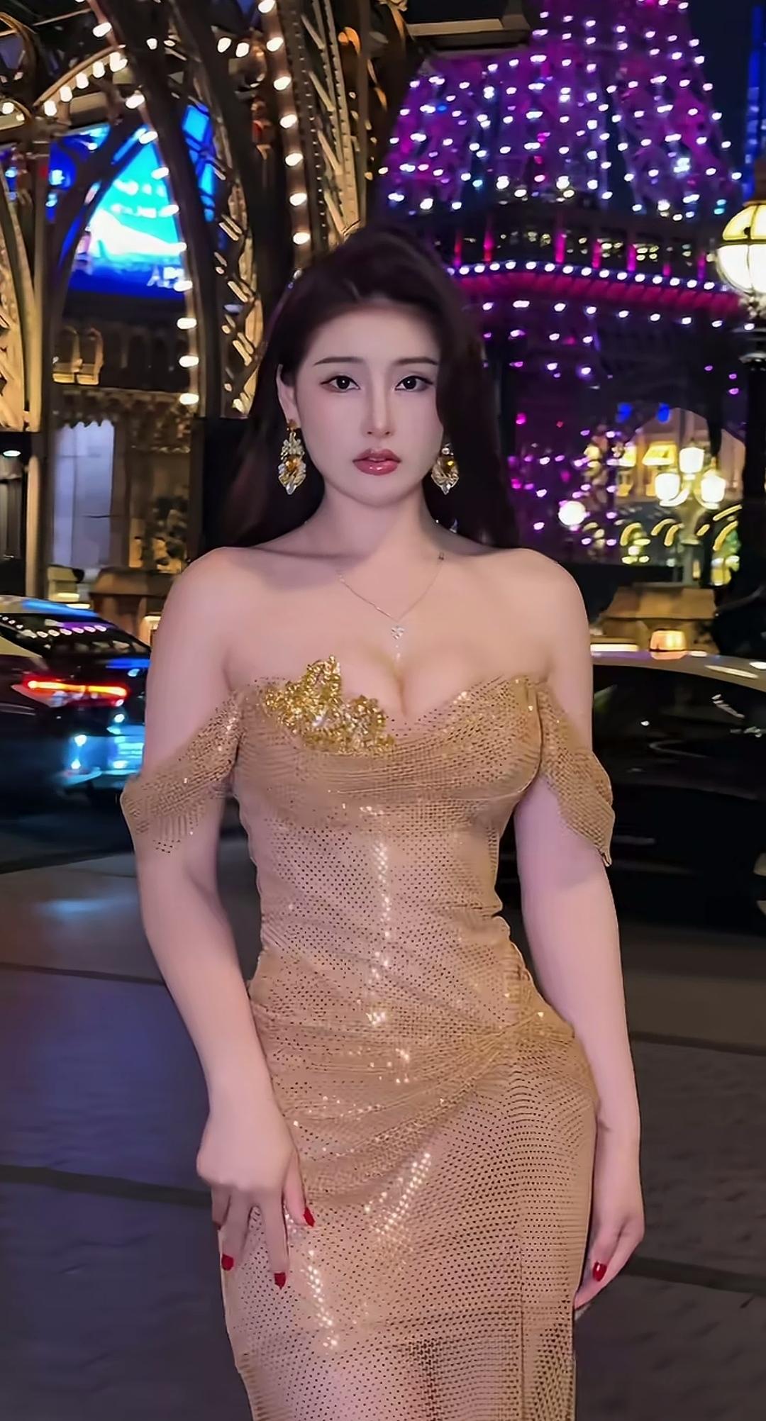 夜晚的璀璨灯光下，优雅女神闪耀登场！🌟✨