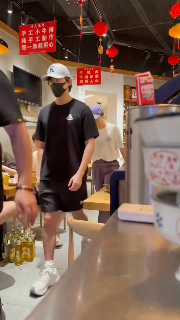 网友在沈阳吃烤串偶遇吴磊，好家伙，吃个烤串也能偶遇吴磊，羡慕了！ ​​​