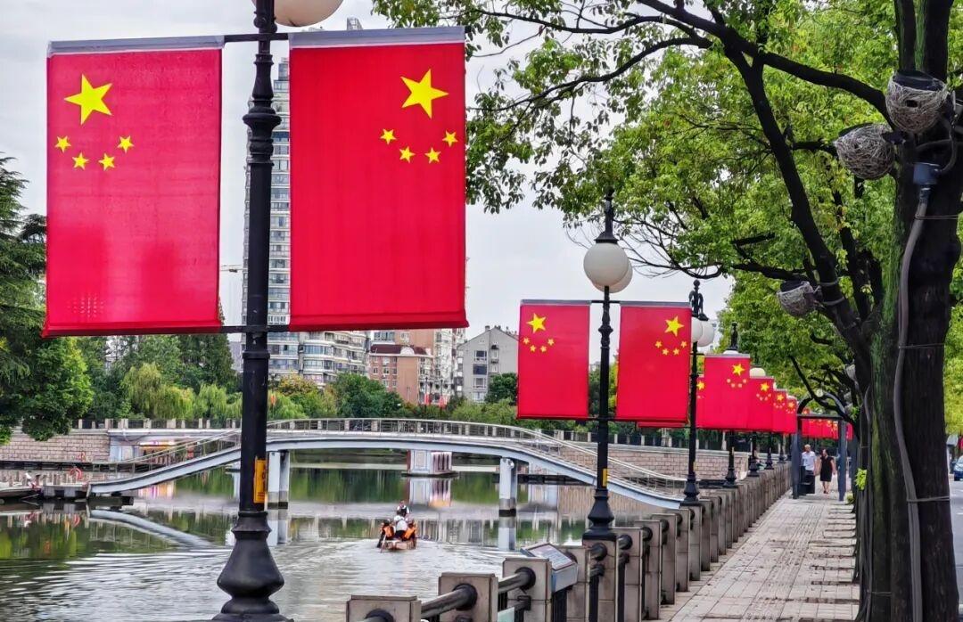 【红了！南通街头悄然换新，一抹抹“中国红”扮靓城市】国庆将至，南通的街头早已悄然