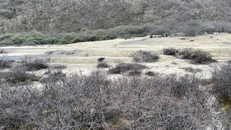 松潘好玩的可太多啦！首推黄龙景区，五彩斑斓的钙化池就像大地的调色盘，池水在阳光照