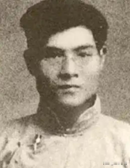 1960年，乐会县一位老农何世富，临终前向妻子坦白：我原名叫何畏，是红军的军长。