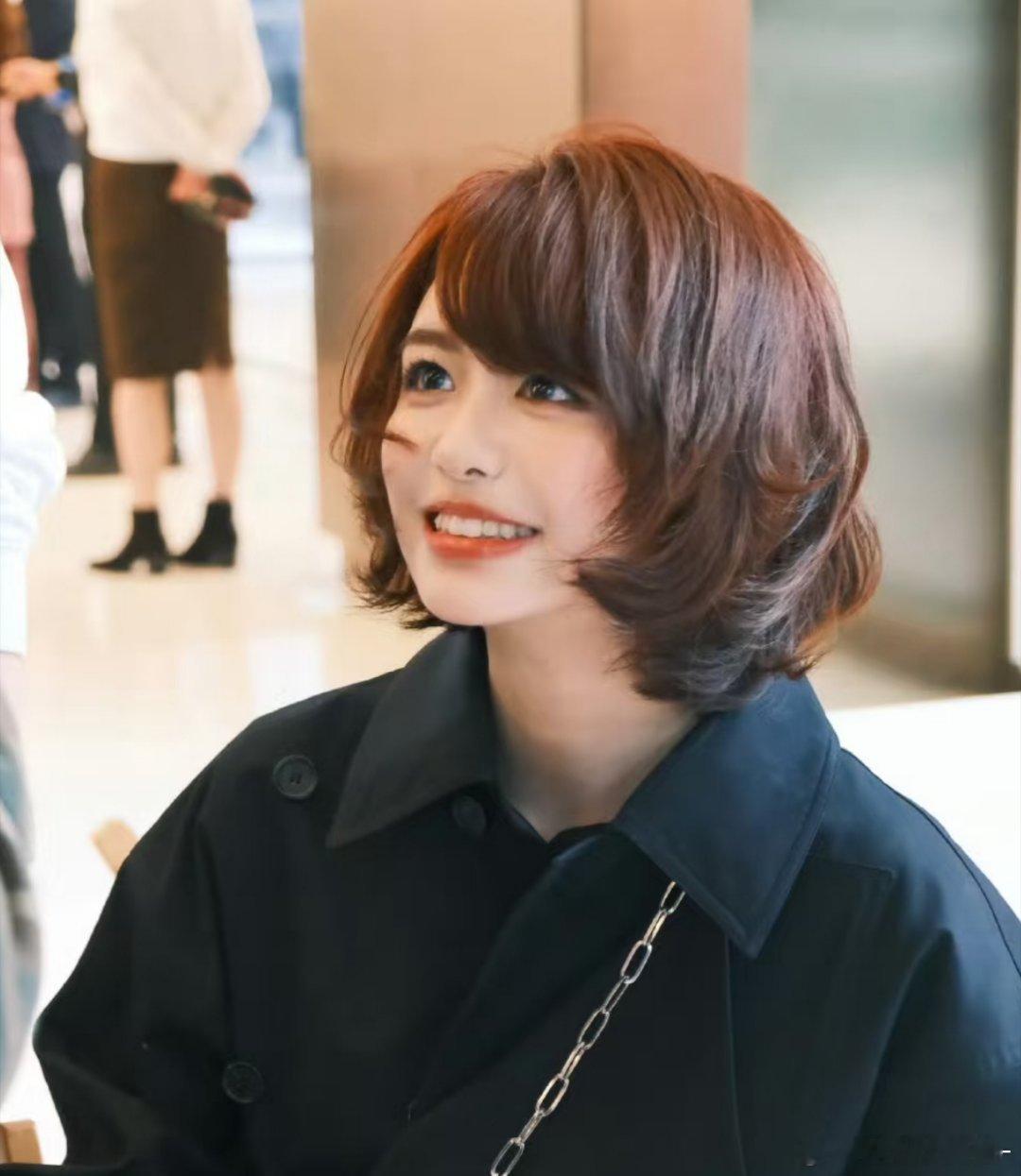 差太多了…剧里像两个人，不能露额头和颧骨…