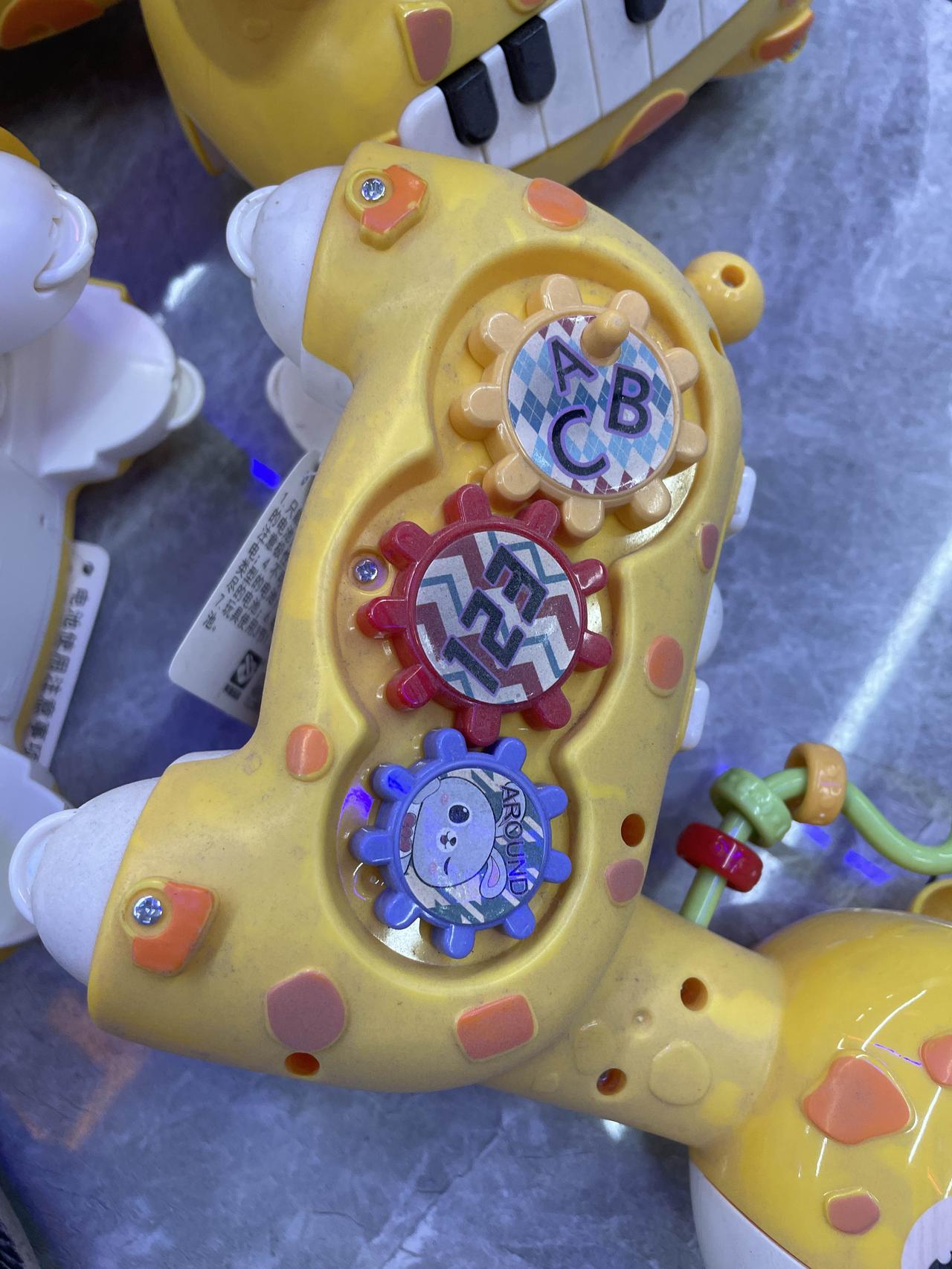 今天去逛玩具店碰见了一个令人震惊的事情，给孩子买玩具，是希望能给他们带来快乐与陪