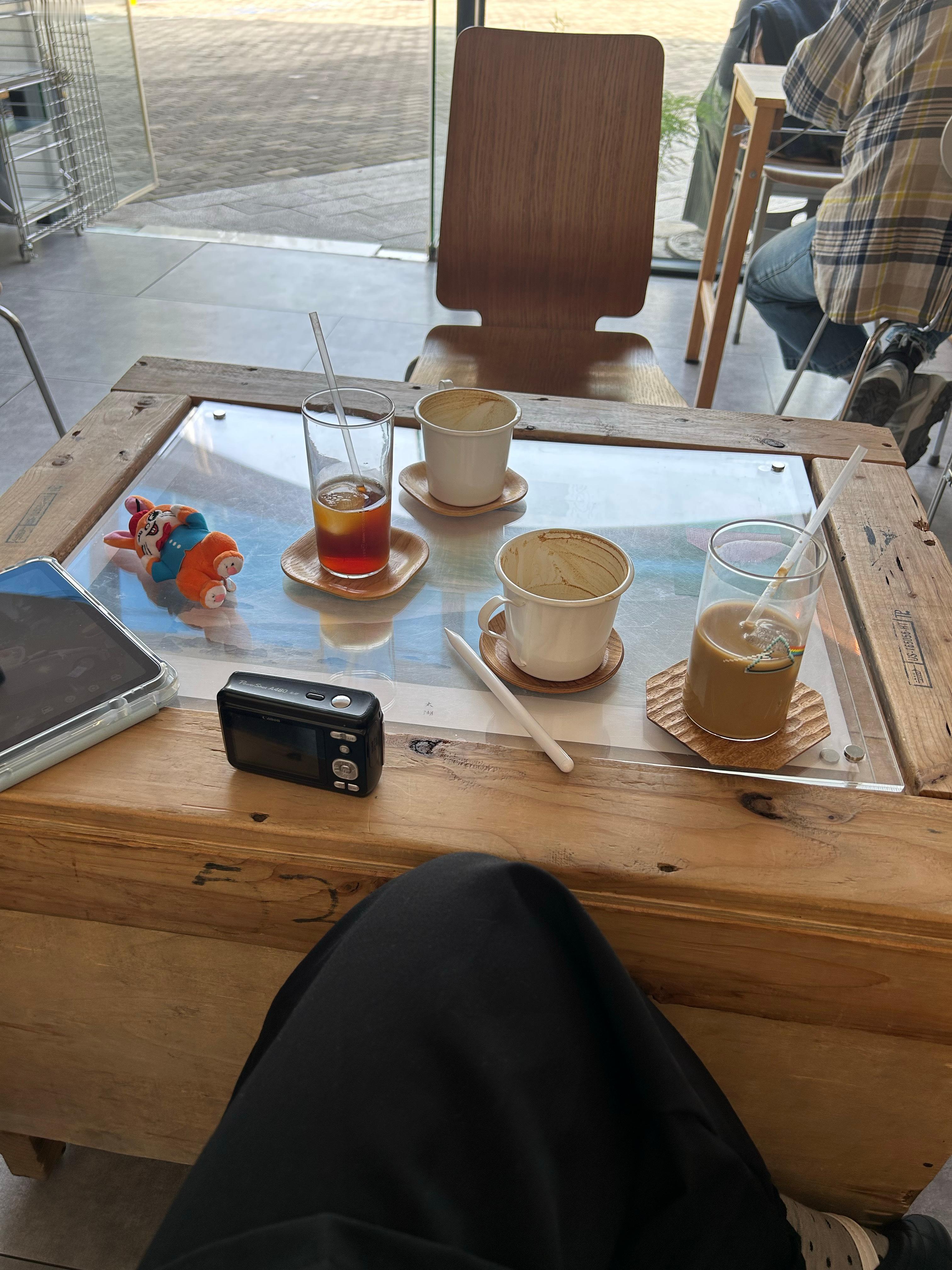 湖泊一样的日子能不能慢一点 喝完去对面公园玩飞椅 ​​​