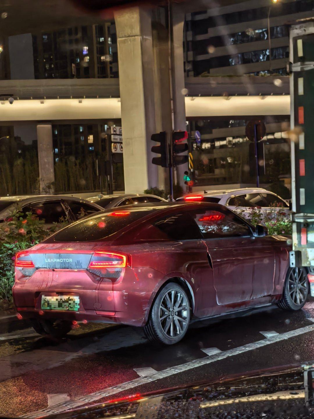 第一次见到路上跑的零跑两门轿跑！？S01这款车应该很多朋友不知道吧零跑第一款车 