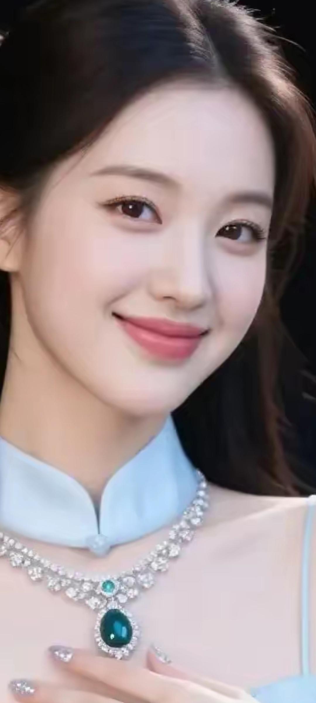 优雅蓝裙搭配奢华珠宝，闪耀的绿宝石项链，尽显高贵气质！💎✨