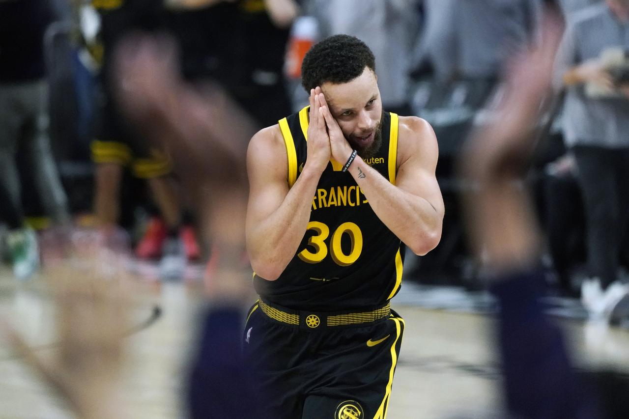 37岁老库里神勇发威！金州主场又献晚安安标志性庆祝🎊动作！
勇士120:113