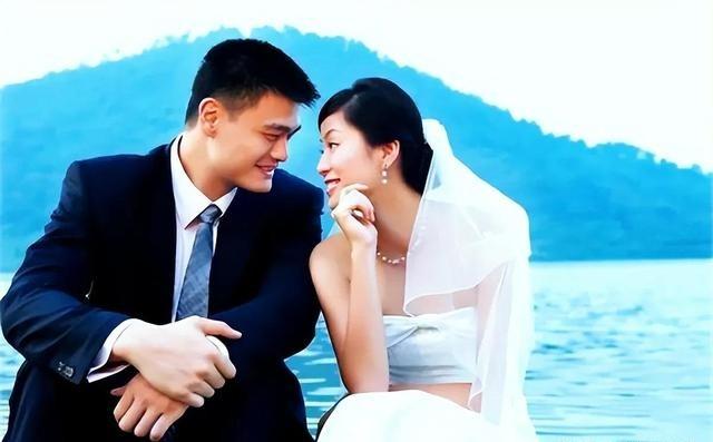 2007年，曾有人问叶莉：“嫁给身高2米多，体重400多斤的姚明是什么样的”体验