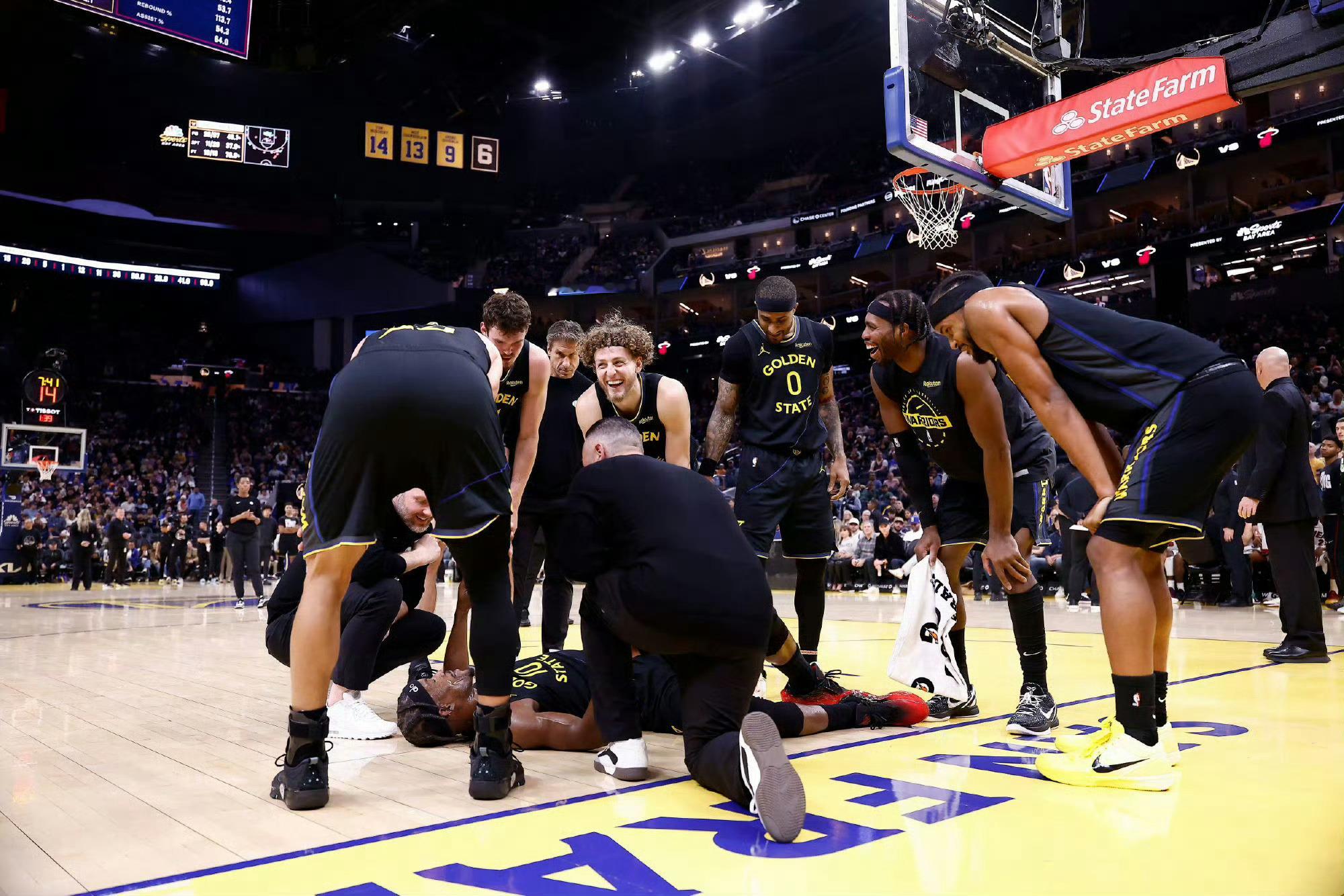 吉米：“嘿，伙计们，我是不是又获得了两次罚球？”队友们：“你没事就好，快起来吧吉