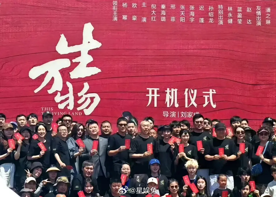 杨幂新剧《生万物》今日开机，换了发型差点认不出来了[喵喵] ​​​