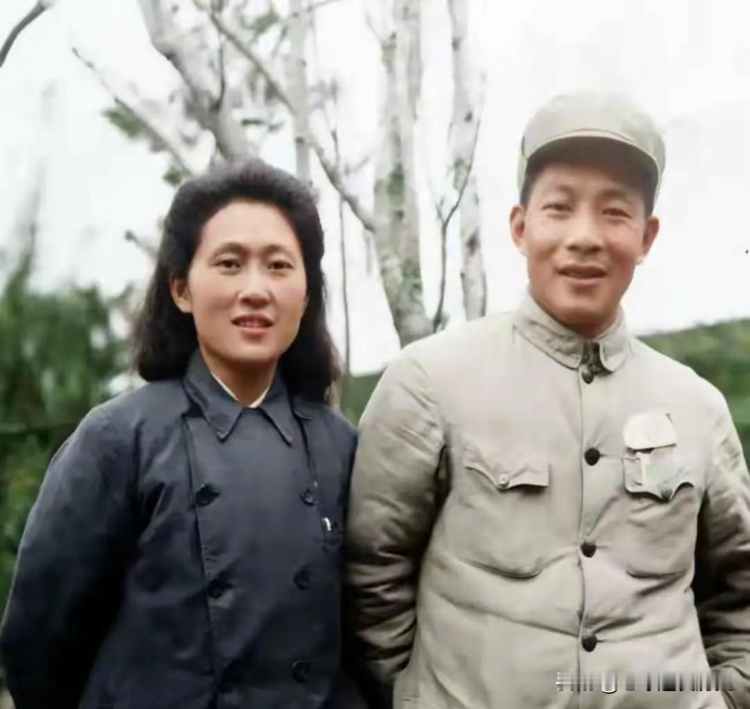 这是上世纪40年代，陈丕显与夫人谢志成的珍贵合影。
照片中的陈丕显身着军装、头戴