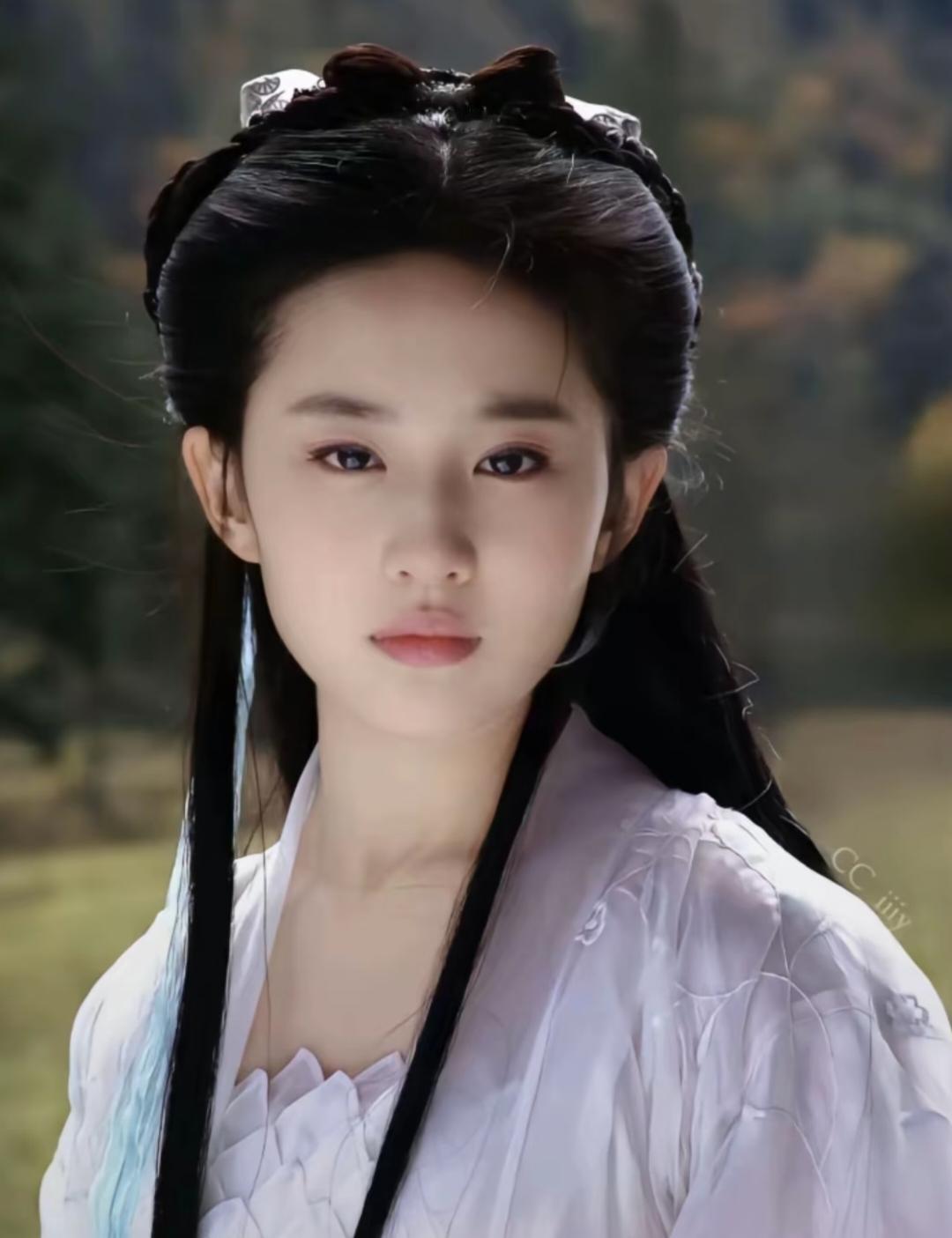 现在的古装造型和以前的真是相差甚远
以前的古装造型胜在返璞归真，
一袭素衣、一支