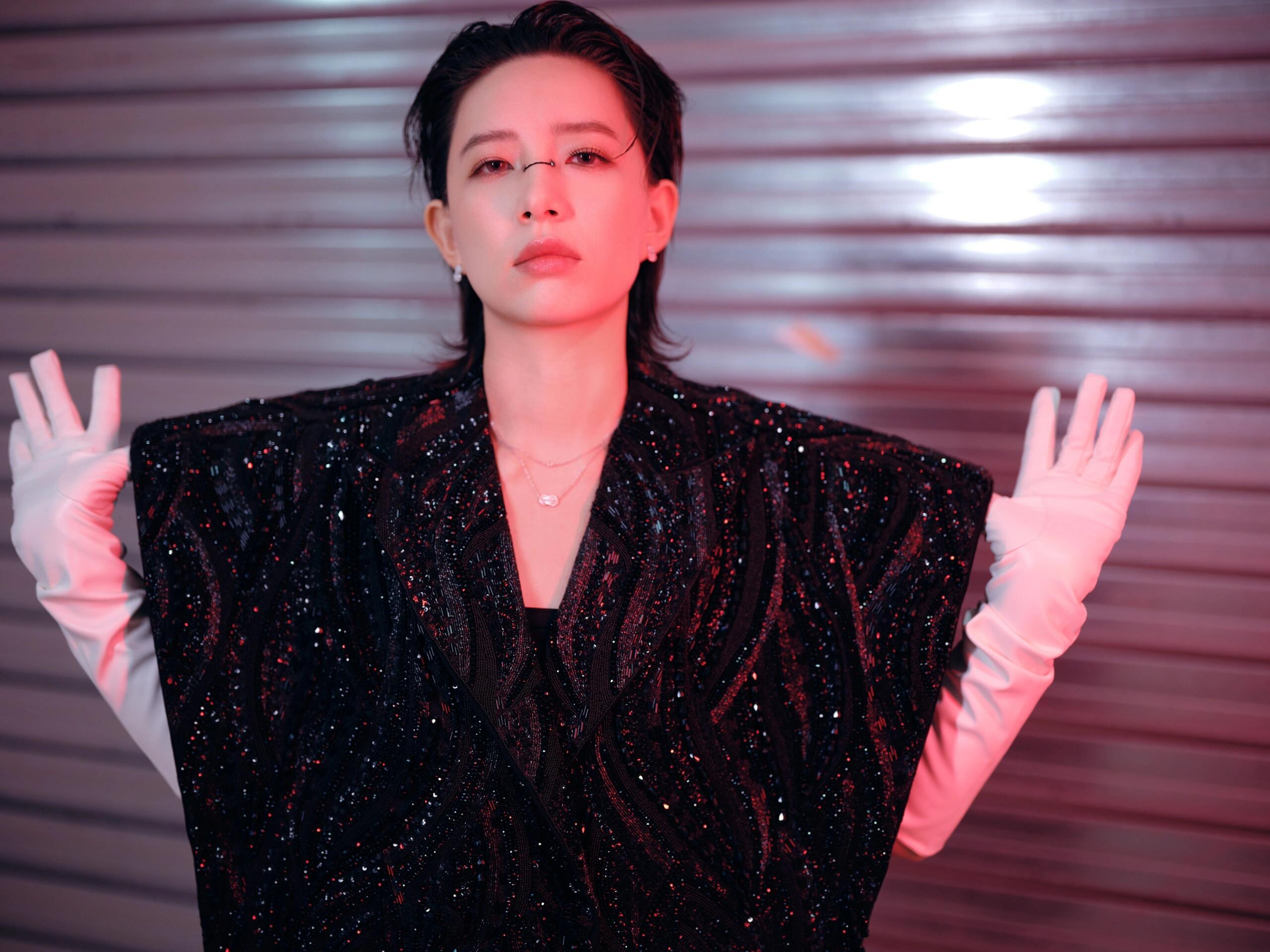 受不了李斯丹妮的眼神 李斯丹妮的眼神有一种奇特的“黏着度”。一旦与她对视，就很难