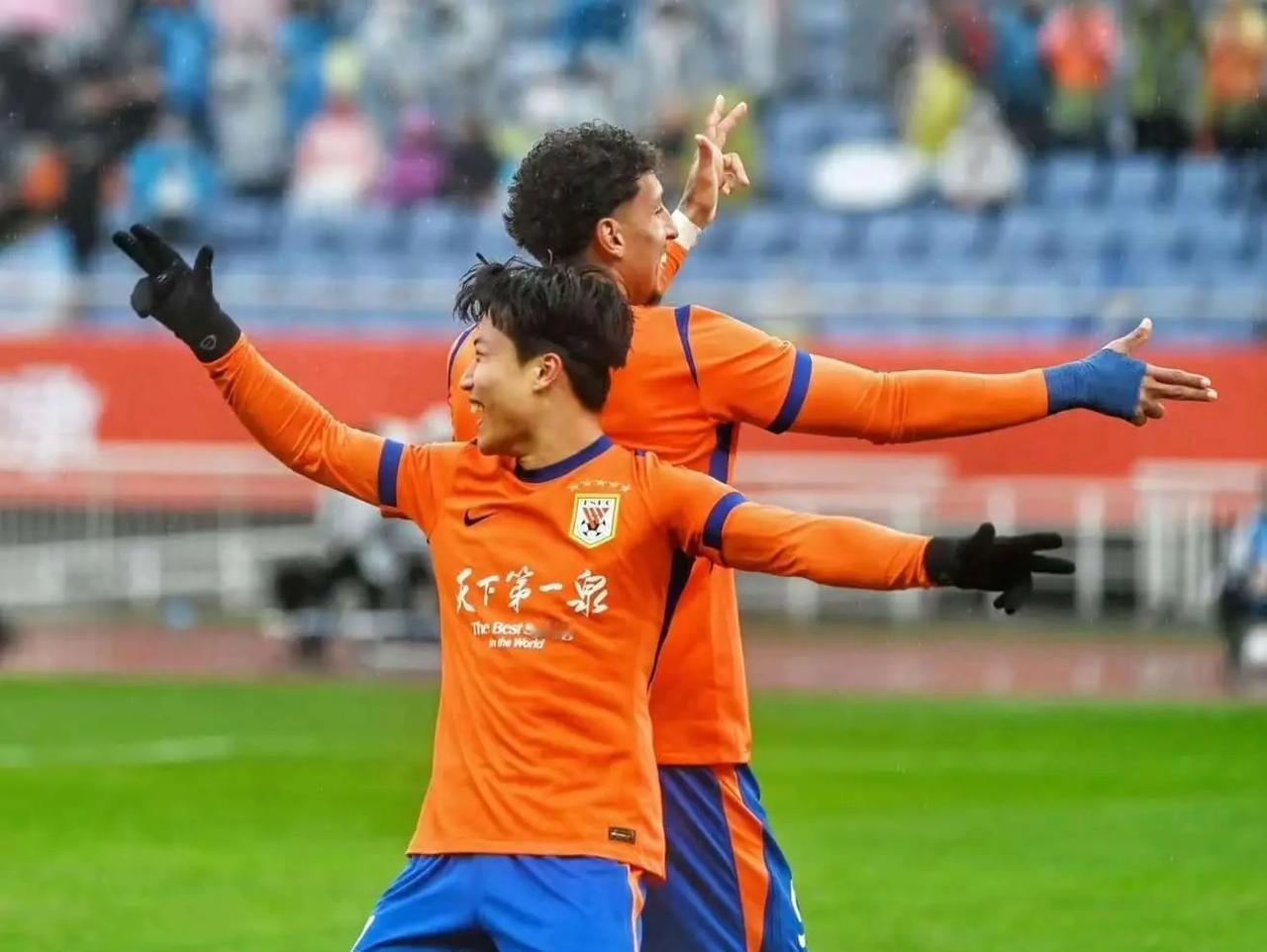 克雷桑、刘洋没有去河南？那泰山队首发不用猜也知道是谁了。
媒体报道上一场缺席泰山