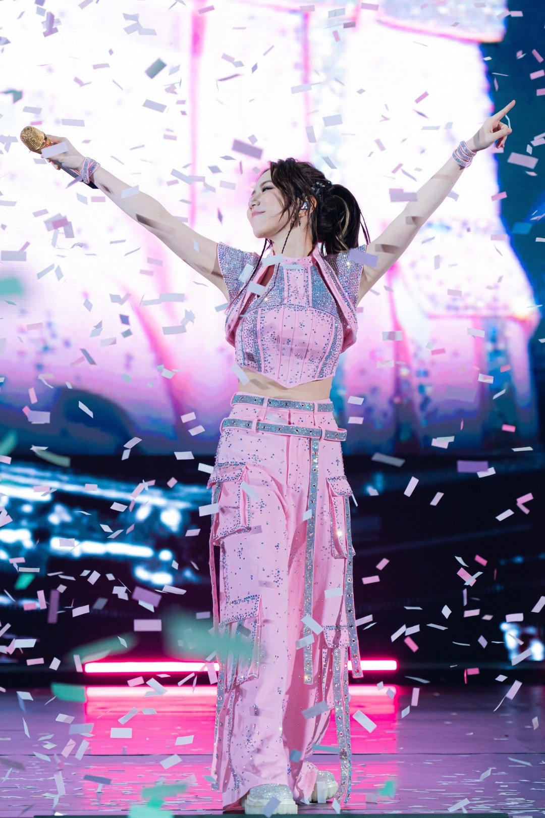 #邓紫棋苏州烟雨美学具象化# 现在就能够知道为什么会有这么多人都非常喜欢邓紫棋了