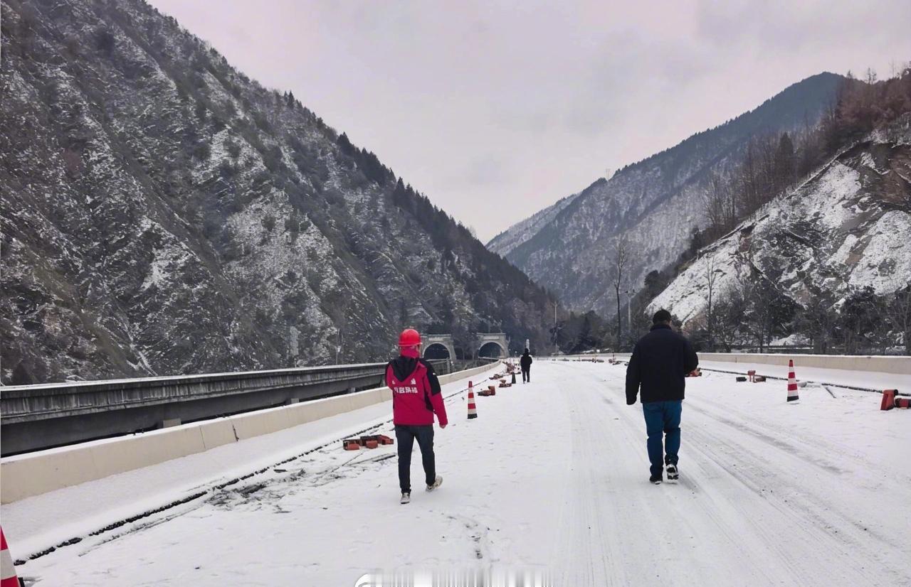用心为客户 【踏冰卧雪巡千山，争分夺秒护万家】近日，陕西省商洛市遭遇新一轮寒潮侵