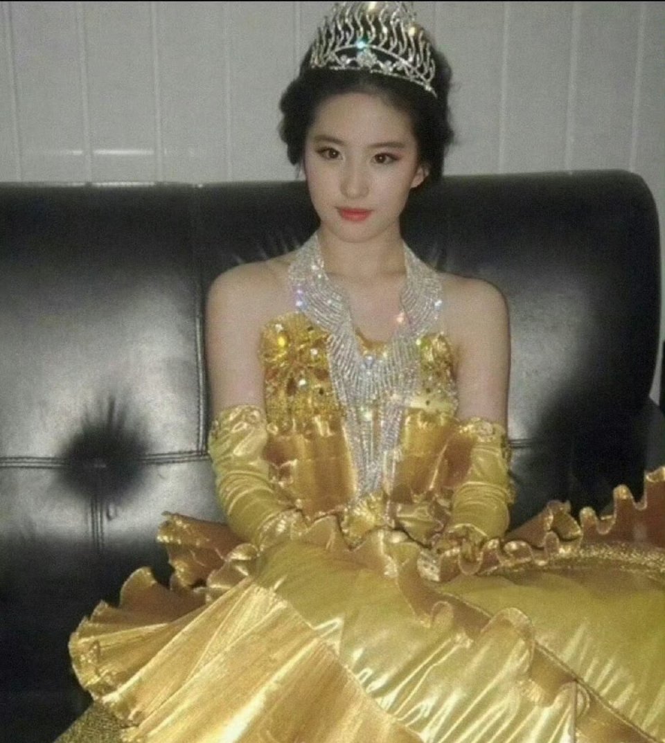 刘亦菲梦回19岁时的金鹰女神皇冠一戴还是那个小仙女呀～时间好像对她格外温柔呢，一