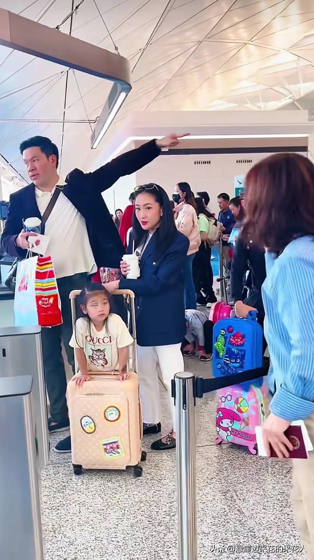 12月24日，佩通坦现身香港机场准备离港。中国粉丝偶遇后热情打招呼，她满脸笑意地