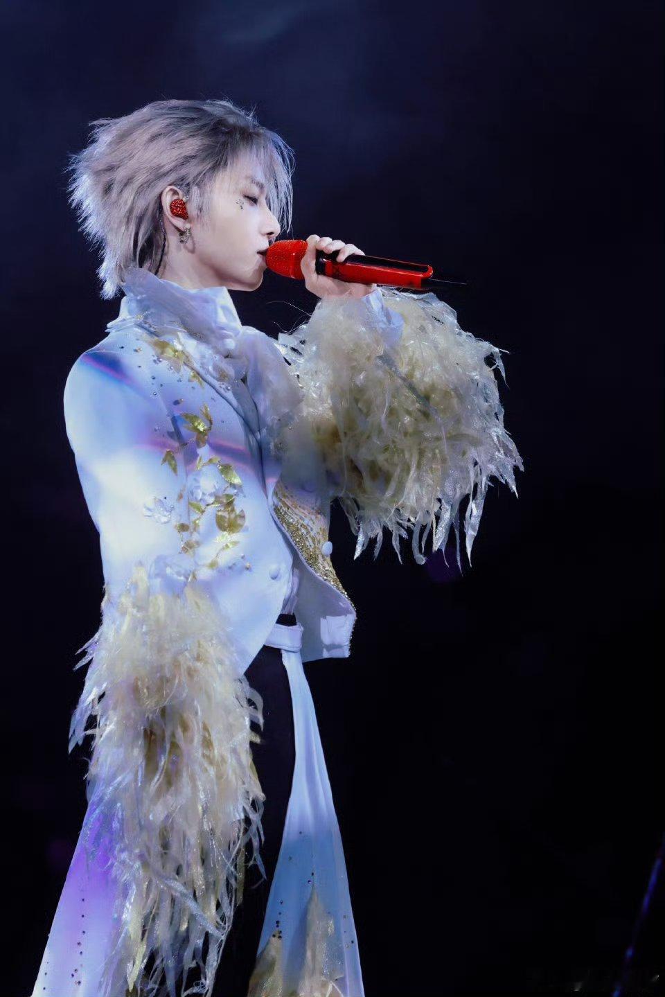 华晨宇 本命年和本命人一起过 最浪漫的不是刻意设计的台词，而是华晨宇脱口而出的真