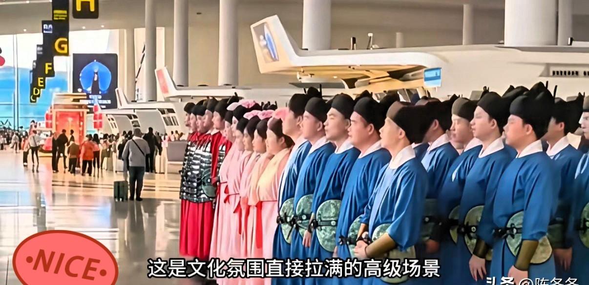 汉服上岗了，

不是拍照摆拍，

是真干活。

首都机场从腊月二十三开始，T2和