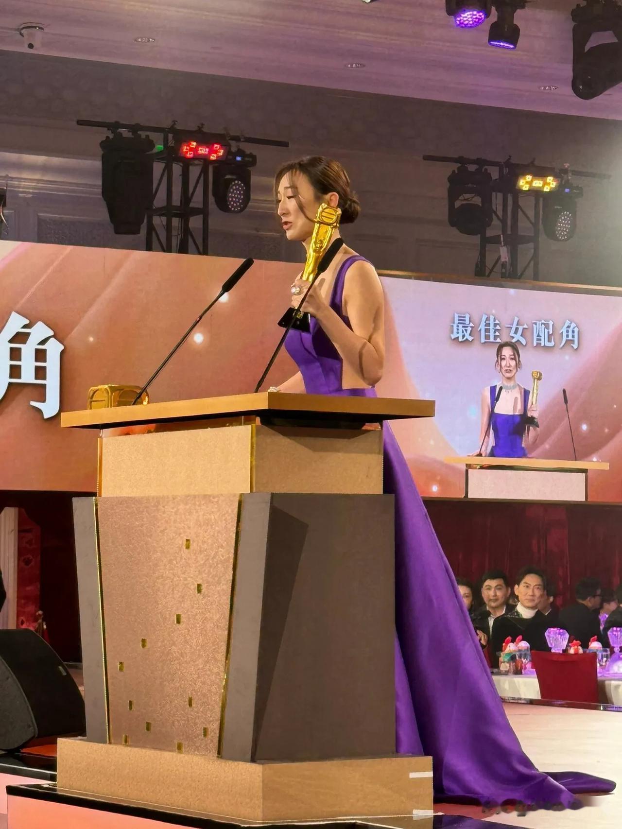 熬了15年，第一次在tvb获奖。

今晚，高ling高海宁凭借《新闻女王》拿下T