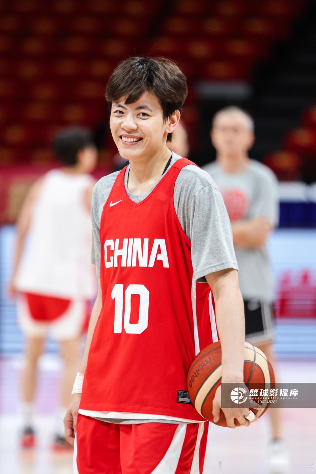 杨舒予杨舒予中国女篮热身赛 20260807一些今日份球场羊图源