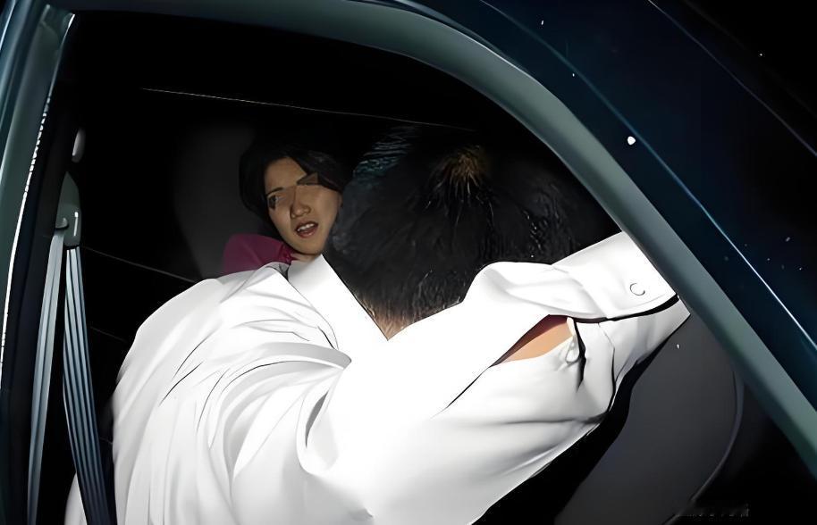 安徽，45岁已婚女子和情人在车中激情时，女子突发脑出血，情人连忙把她送到诊所，女